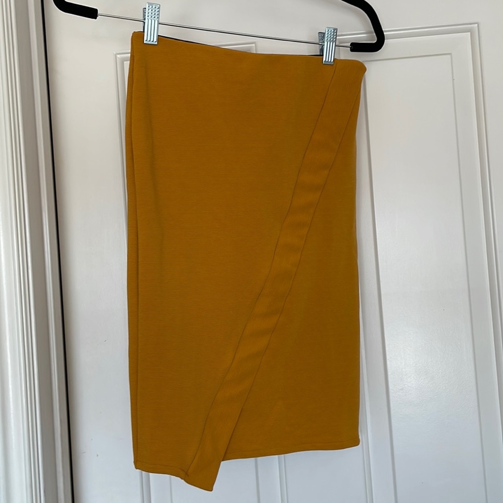 Mustard yellow body con pencil skirt